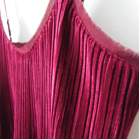 Burgundy velvety tank by Dalia - Picture 3 of 10